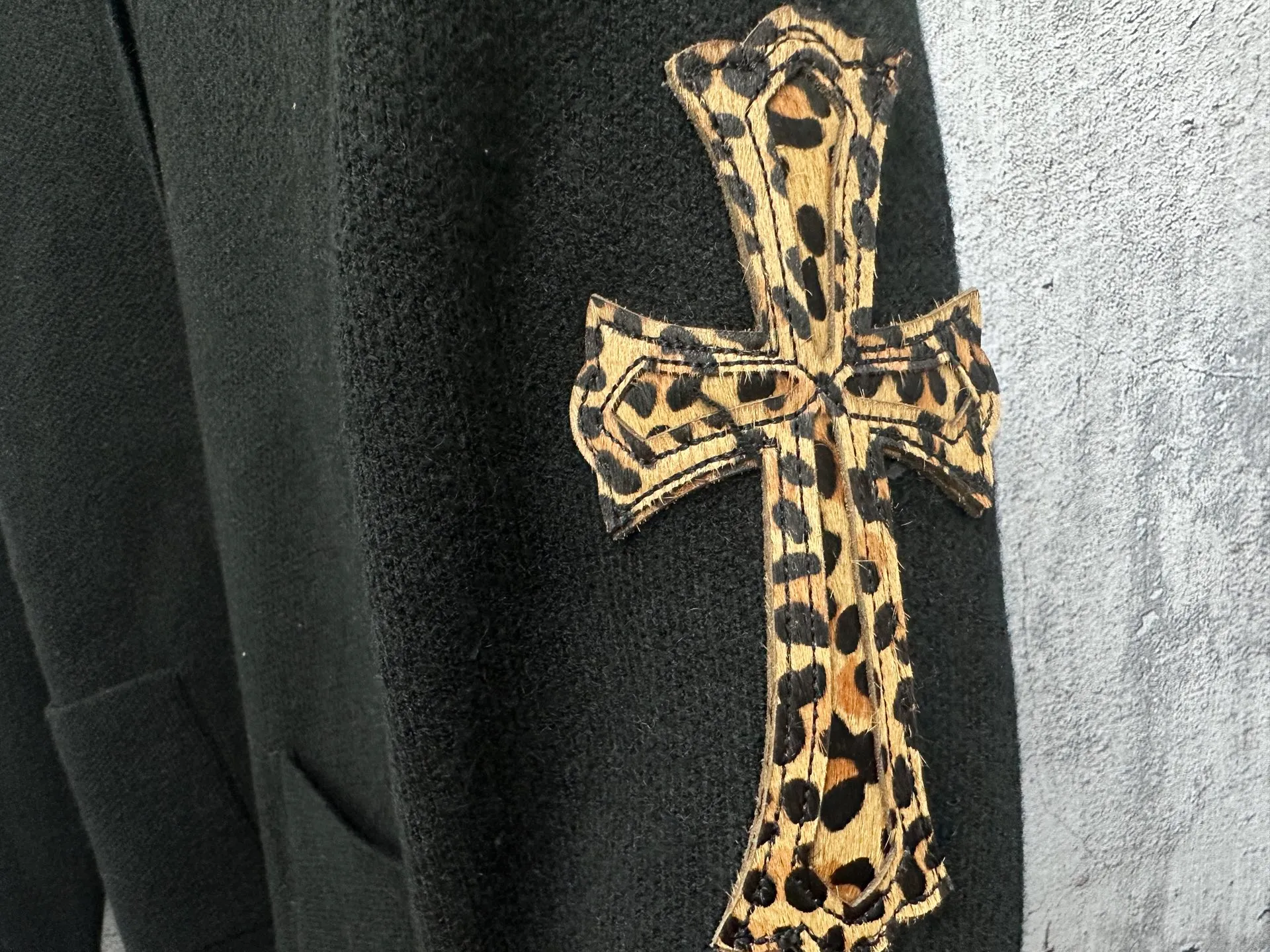 P400 [𝐶ℎ𝑟𝑜𝑚𝑒 𝐻𝑒𝑎𝑟𝑡𝑠] Crow heart patch leopard print leather label knitted. It took a month to finally be shipped. I love it so much. The upper body is really cool. If you look through the street photos at will, you will find that celebrities regard it as a collectible, a must-have item for men and women who want light luxury for commuting. It took 1 month to develop the highest version on the entire network, from pattern making to production, with a full set of customized accessories, high-end and full of class! The whole piece is made of imported pure cotton knitted wool Color: Black Size: S M L